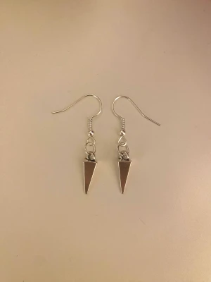 Handgjort örhängen❤️ - Handgjort örhängen, kontakta mig om du vill ha mer info💕