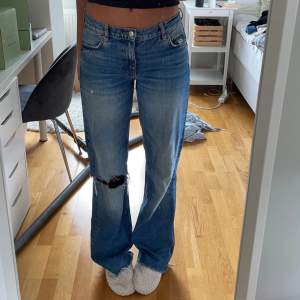 Så snygg jeans som inte kommer till använding då jag har många liknande! Långa i benen (jag är 178cm)💓köparen står för frakt! 