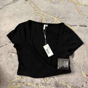 Ny topp - Svart ny topp från Nelly storlek M