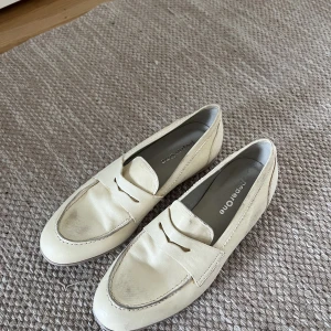 Loafers  - Beiga loafers från en vintagebutik i Italien. Ursprungligen från Vero Cuoio. Lite slitna
