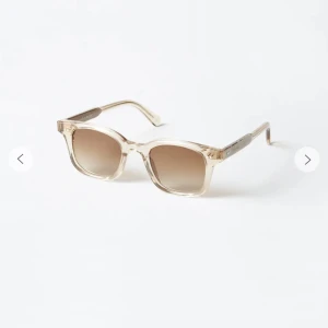 CHIMI solglasögon - Säljer nästan helt nya CHIMI solglasögon 02 Ecru, använda 1-2 gånger. Inga skador eller tecken på användning. Nypris är 1250kr. Allt är med, påse till solglasögonen, fodral samt helt ny inplastad torktrasa. Köparen står för frakt, kan mötas i Stockholm C🥰