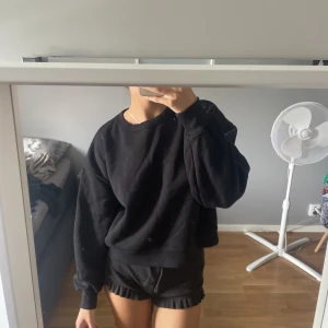 Sweatshirt - Svart basic sweatshirt