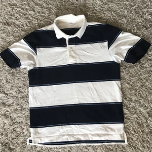 Uniqlo piké  - Fräsch piké ifrån uniqlo, knappt använt. Köparen står för frakt💫