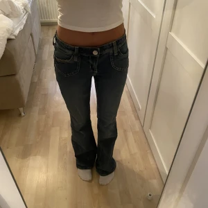 Lågmidjade jeans  - Säljer dessa blåa lågmidjade jeans då de är för stora för mig. Jag har gjort två små hål inuti och trätt igenom ett snöre eftersom de är för stora i midjan men det är ingenting som syns på utsidan! (Se bild 3) Skriv för frågor eller vid intresse.🤗