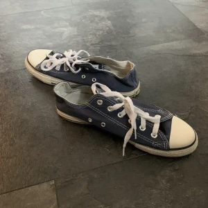Blå converse! - Ett par låga converse i fint skick