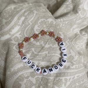 Handgjord pärlarmband med text ”fuck anorexia”💕