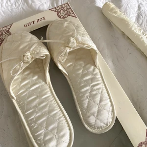 Vintage set  - Vintage set med tofflor och en galge. Skulle säga att tofflorna passar storlek 37. Allt är oanvänt men boxen är lite sönder som de kommer i. 