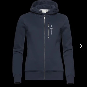 Sail racing - w gale zip Hood  - Jag säljer min snygga Sail Racing zip hoodie, pga att jag tyvärr har växt ur den. 🫶🏻 Jag köpte den på deras hemsida för 1 500 kronor och säljer den för 350 pga att den är lite urtvättad. Såå snygg 🫶🏻💕💕🫶🏻