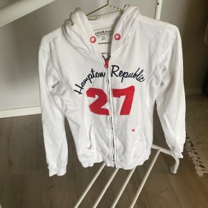 Zip hoodie - En zip hoodie i st 156-164, sitter som st xs, fin och bekväm