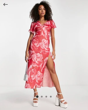 Blommig klänning  - Blommig helt oanvänd klänning från Asos. Storlek 42