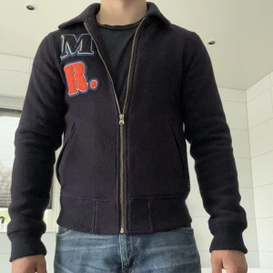 Slutsåld jacka från scotch and soda - Slutsåld jacka från scotch and soda med häftigt tryck där bak.