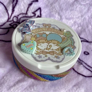 Little twin stars snusdosa - Handgjord snusdosa med Little twin stars motiv!  💗 För dig som har en söt aesthetic och vill ha en lika söt dosa!   Om inte Kiki och Lala är din sanrio favorit så kolla mina andra annonser!   Obs Dosan är tom och desinfekterad! 🪻
