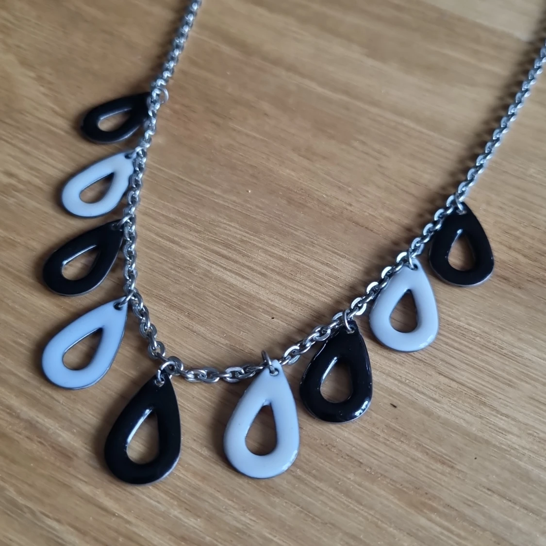 Svart vitt halsband - 90