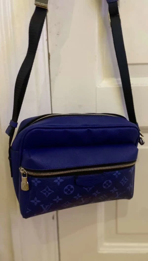 Louis Vuitton väska  - Mycket bra skick som ny.
