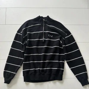 Polar skate Co half zip  - Svart Randig Polar skate co half zip. Bra skick och använd fåtal gånger. Storlek L