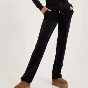 Juicy byxor - Säljer dessa populära byxor från Juicy Couture i svart.  Byxorna är använda men i bra skick.💕 Nypris 1100kr mitt pris 600kr😊Skriv privat för egna bilder😊