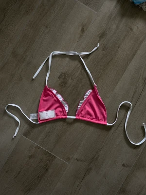 Bikini överdel - Rosa bikini överdel med volanger, onanvänd