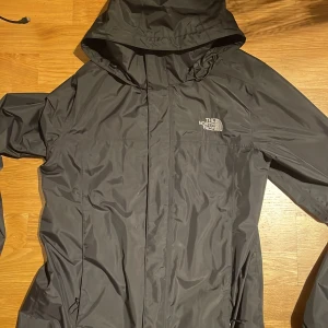 North face jacka billigt!! - Säljer min northface jacka i storlek XS för att jag bara inte vill ha den längre vill ha något annat säljer den för 400 vid snabb affär juste det är en vindjacka!
