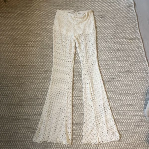 Byxor! - Hej! Säljer dessa helt oanvända byxor från BERSHKA, i storlek M. Tyvärr för små🥲