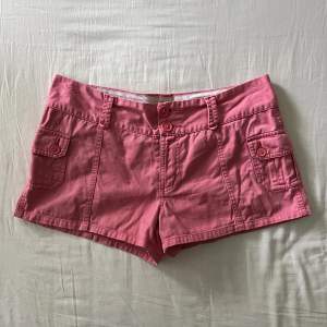 Supersöta rosa cargo shorts. Begagnat skick men inga fläckar eller hål! Storlek 40, men passar även 38🫶💕