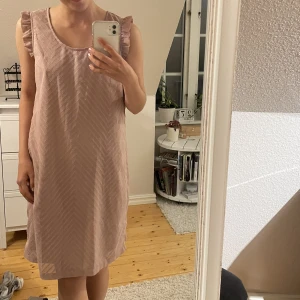 Söt rosa klänning - Med fina sömmar i sicksack och volangärmar💕