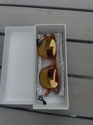 Chimi 01 - Säljer mina chimiglasögon i modellen 01. 💕Andvända men i bra skick. Köpte för 1250 kr och säljer för 300 kr. Köparen står för frakten. 💕 