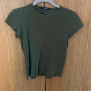 Grön T-shirt från Brandy Melville. Använd en del, men bra skick. Köptes för 220kr, säljs för 140kr+frakt.