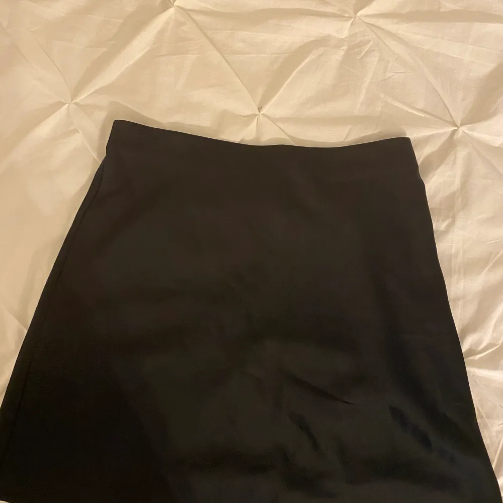 En kort svart kjol från bikbok 💙 Aldrig använd 🩵. Kjolar.
