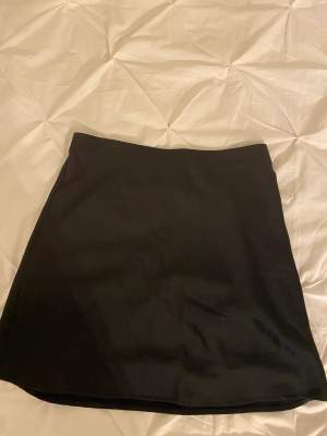 En kort svart kjol från bikbok 💙 Aldrig använd 🩵