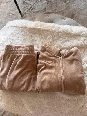Velour set  - Mjukis det i beige från Cubus  Tröjan är M och byxorna S Använt men i fint skick 