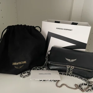 Zadig & Voltaire väska❤️ - Säljer denna skit snygg väskan då jag har köpt en ny.❤️ Köptes på NK i Göteborg Julen 2021. Den är använd sparsamt men har tappat lite färg på den silvriga kjedjan, men annars så är väskan i toppen skick❤️pris kan diskuteras vid snabb affär!
