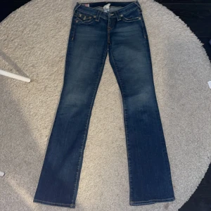 True religion jeans - Säljer dessa svin coola mörkblå true religion jeans! Köpta på Vinted i nyskick använda fåtal gånger! I modell Becca bootcut med fickor där bak! Skriv för frågor / fler bilder!😍