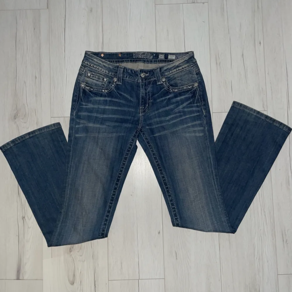 As snygga lågmidjade bootcut Miss Me jeans i modellen signature boot! midjan är 84cm och innerbenslängden är 87cm . Jeans & Byxor.