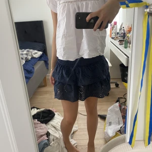 Blå söt kjol - En jättefin blå mönstrad kjol från meet me there. Använd 2 gånger så den är i nyskick. Kjolen har även inbyggda shorts.