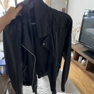 Skinnjacka  - Skinnjacka från Lindex, snygg oversize modell. 