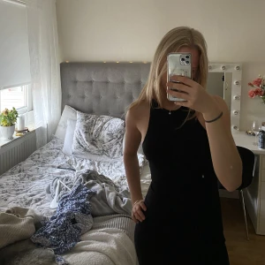 Svart tight klänning🖤 - Säljer denna klänning från Bershka✨ aldrig använt och är som ny🖤 den är väldigt basic och fungerar till allt💕 Okänt originalpris