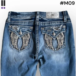 lågmidjade MissMe Bootcut jeans M09 - MissMe jeans i model Easy boot 💜 Tag 28W 💜Midja (rakt över) 38cm 💜 Innerben 78cm 💜 Ytterben 106cm 💜 Benöppning 22cm 💜 Nergångna 💜Våra mått blir W=29 och L=30 💜 Men jämför alltid måtten med ett par jeans som sitter bra 💜
