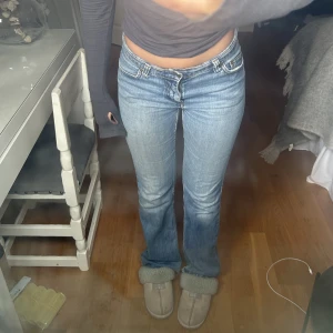 Bootcut jeans - Ett par Bootcut jeans som är mid waist. En hälla på jeansen är trasig och på ena benet längst ned har det gått upp. Se bild 2. Annars i bra skick.