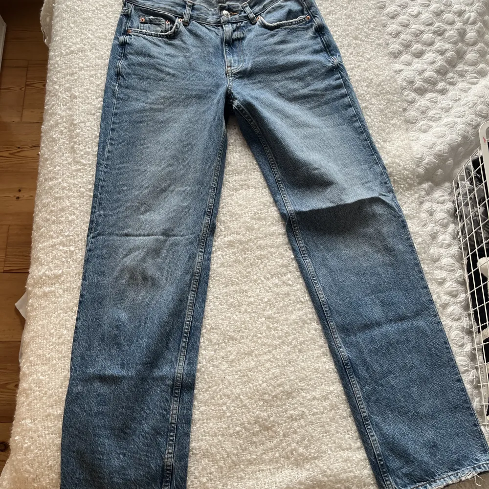 köpte från Gina förra året. och säljer dom nu då de inte va en byxa riktigt för mig. knappt använda, så byxan är typ som nya🩷. Jeans & Byxor.