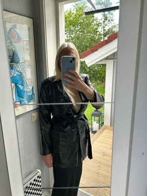 Jacka  - Ny!! Jättefin i fuskskinn. 