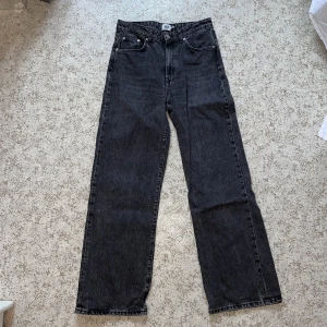 Svarta jeans  - Svarat vida jeans från lager 157 i modellen boulevard, köparen står för frakten och priset går att förhandla 