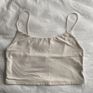 Linne  - Hej säljer nu ett vitt linne i storlek L men man kan ha den om man är en M sitter snyggt på, den är ifrån bershka 