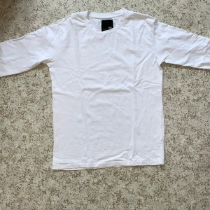 Långärmad T-shirt  - Vit basic långärmad T-shirt, passar både tjej & kille, köparen står för frakten och priset går att förhandla 