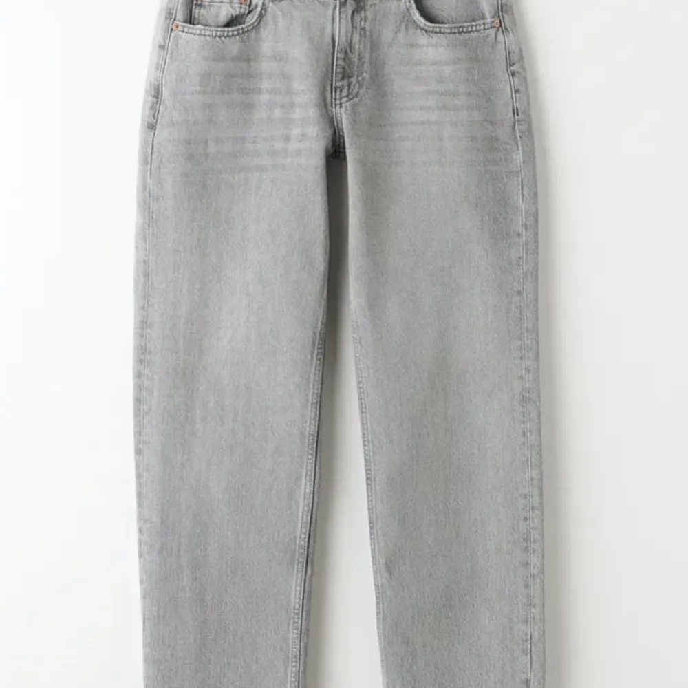 Jätte fina gråa Low waisted jeans från Gina tricot. Endast använda fåtal gånger och är i jätte bra skick. Jag är 176 cm för referenser.. Jeans & Byxor.
