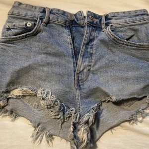 Zara shorts - As snygga och sköna shorts från zara. Inte använda mycket alls. Passar mig som har storlek S/36. Dom är Stretchiga 