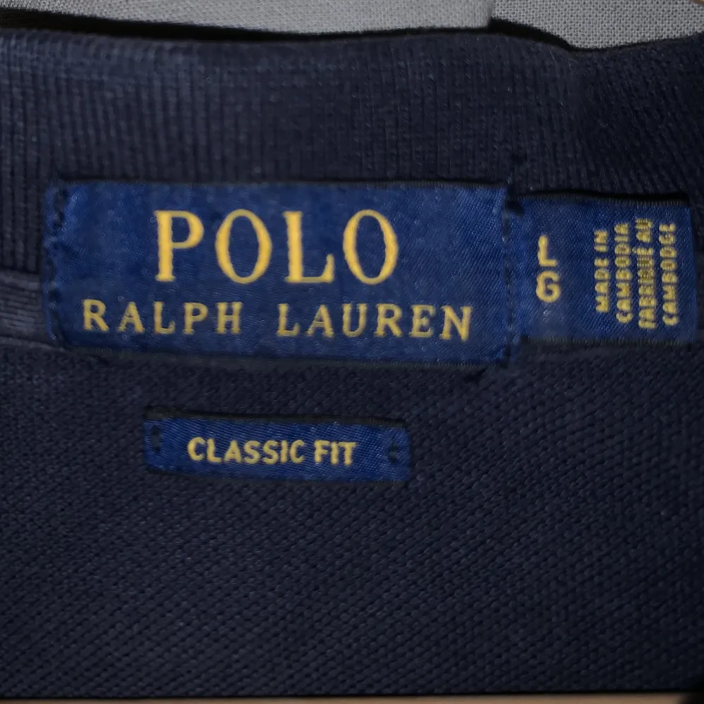 Säljer min Ralph Lauren piké då den inte kommer till användning. Inget slitage, står storlek L men de är M.. Skjortor.