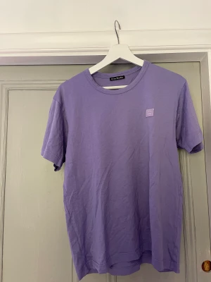 Acne T-shirt  - Acne T-shirt i mycket bra skick och använd fåtal gånger. 