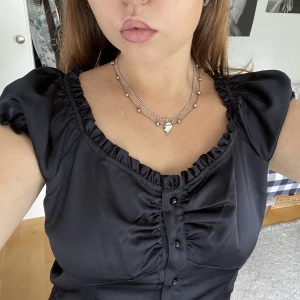 svart topp - svart jättefin topp, blankt tyg. oanvänd🩷