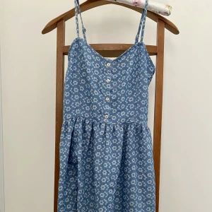 Blå sommarklänning - En supersöt blå sommarklänning köpt på second hand i Paris. Knappt använd av mig då den inte riktigt är min stil och lite liten. 