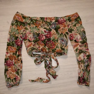 Blus  - Superfin sommartop som tyvärr blivit för liten🌸 Offshoulder Du kan knyta bandet fram eller bak! Kom privat för mer info! Köpare står för frakt! 